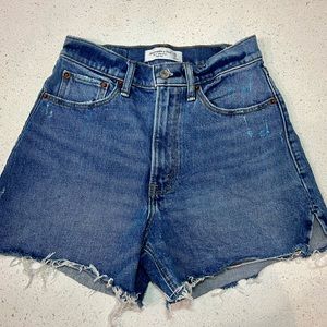 A&F Women’s The 4’ Mom Short - High Rise. Size 0 or 25.